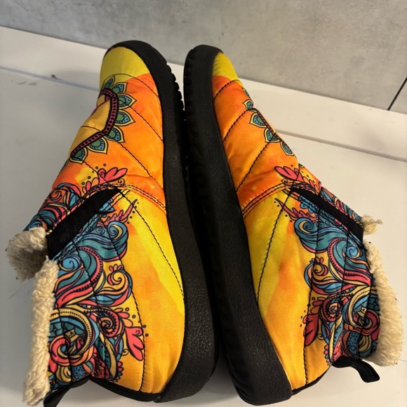 Yes We Vibe Peace Sign Hippie Bohemian Women's Winter Slippers Sneakers Size 7.5 - Picture 4 of 10